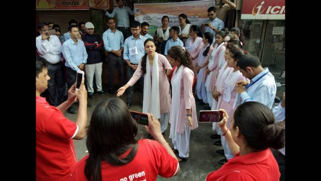 हल्द्वानी के लालडांठ में बस अड्डे के पास चलाया गया सफाई अभियान।