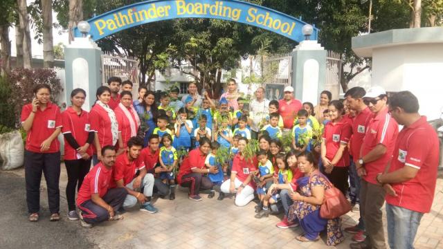 हल्द्वानी के पाथ फाइंडर बोर्डिंग स्कूल में बच्चों ने किया पौधारोपण।
