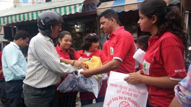 हल्द्वानी में पर्यावरण जागरूकता अभियान के तहत लोगों को बांटे गये कपड़े के थैले। 