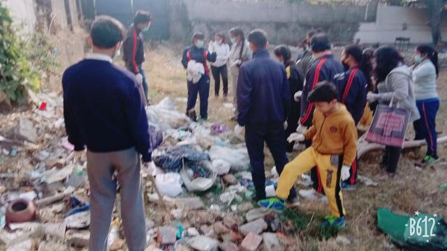 हल्द्वानी के गुरु तेग बहादुर स्कूल के आस-पास बच्चों ने चलाया सफाई अभियान
