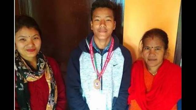 अतुल माहेश्वरी छात्रवृति मिलने पर अनुराग थापा के घर और स्कूल में खुशी का माहौल