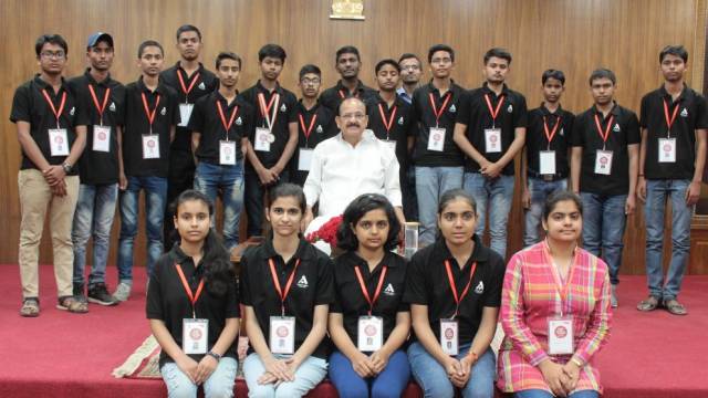 अतुल माहेश्वरी छात्रवृत्ति के विजेताओं को उप-राष्ट्रपति ने किया सम्मानित।