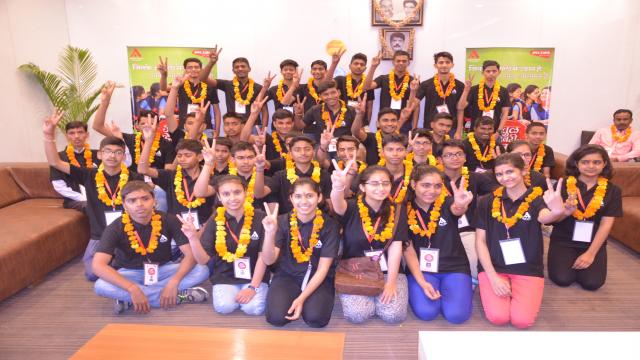 अतुल माहेश्वरी छात्रवृत्ति विजेताओं का अमर उजाला कार्यालय में भव्य स्वागत।