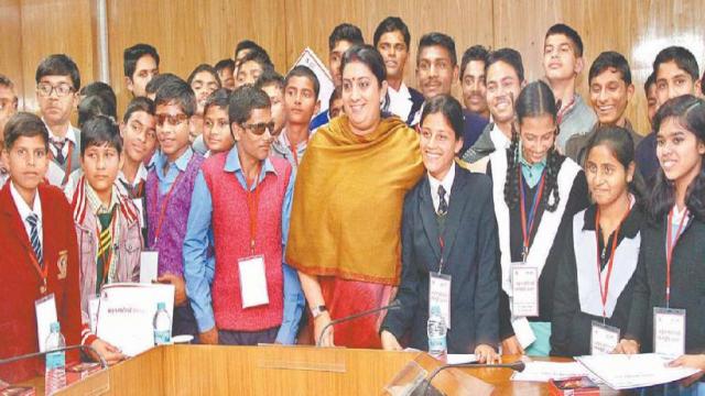 अतुल माहेश्वरी छात्रवृत्ति के विजेताओं को स्मृति ईरानी ने किया सम्मानित।