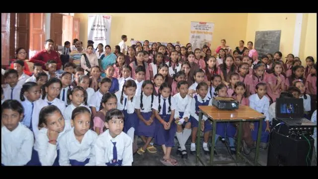 बाल फिल्म देख पुरानी यादों में खोए ग्रामीण