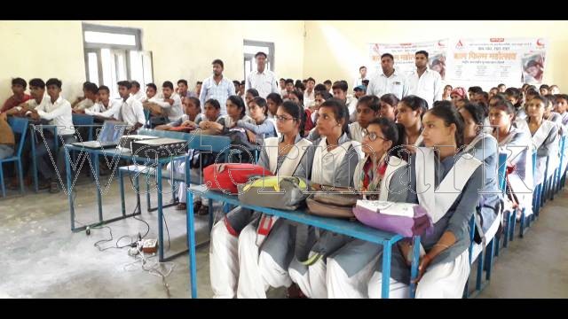 मेहनत से ही अच्छे अंक प्राप्त कर सकते हैं छात्र