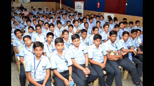 महक मिर्जा और एक अजूबा देख खुश हुए बच्चे