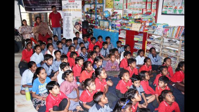 करामाती कोट देख खुश हुए बच्चे