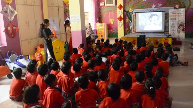 मोती ने बचाई जान तो बच्चों ने बजाई तालियां