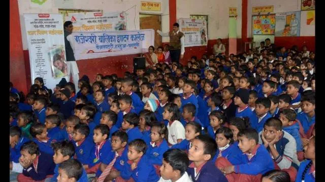 बाल फिल्म देखकर खुशी से झूमे बच्चे  