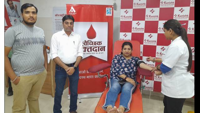 अमर उजाला फाउंडेशन एवं माथुर वैश्य समाज के तत्वावधान में 42 महादानियों ने किया रक्तदान