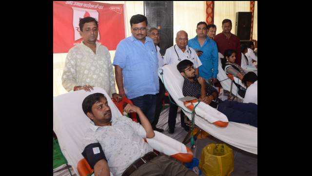 कानपुर के जूही स्थित हरिहर नाथ शास्त्री पार्क के दुर्गा पूजा पंडाल में 17 ने किया महादान।