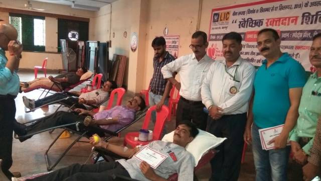 कानपुर के एलआईसी कार्यालय में 98 लोगों ने किया महादान।