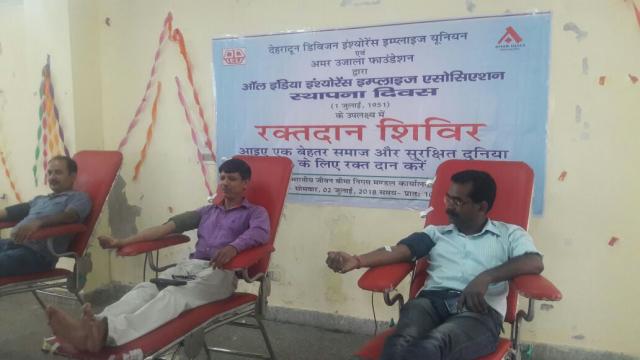 देहरादून के एल.आई.सी. कार्यालय में 64 लोगों ने किया महादान।