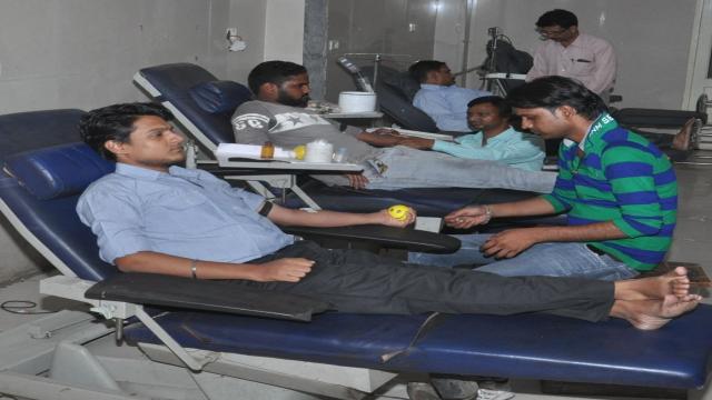 आगरा में 50 लोगों ने किया महादान।