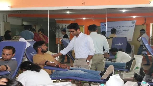 नोएडा में 50 लोगों ने किया महादान।