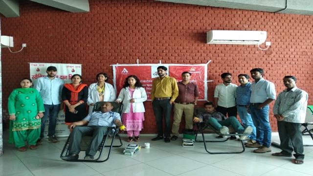 ग्रेटर नोएडा के सुपरटेक इको विलेज-I में आयोजित रक्तदान शिविर में 36 लोगों ने किया महादान।