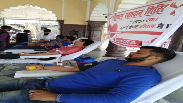 कानपुर के कमलेश्वर महादेव मंदिर में 99 युवाओं ने किया महादान