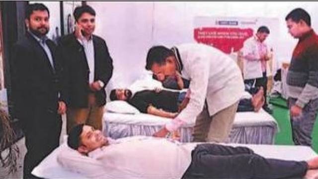 गाजियाबाद में 77 लोगों ने किया रक्तदान