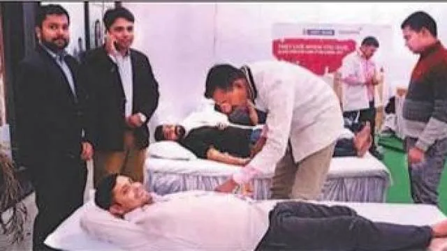 गाजियाबाद में 77 लोगों ने किया रक्तदान