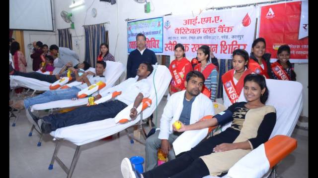 एड्स दिवस के अवसर पर कानपुर में 39 विद्यार्थियों ने किया रक्तदान