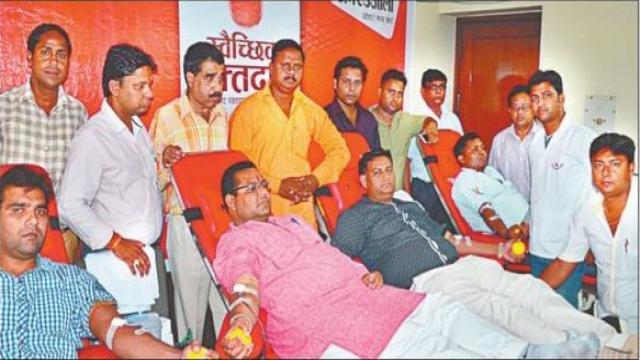 जबरदस्त जज्बे के साथ युवाओं ने किया रक्तदान