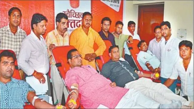 जबरदस्त जज्बे के साथ युवाओं ने किया रक्तदान