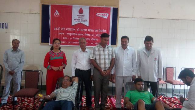 नोएडा के सेक्टर-55 में 33 ने किया स्वैच्छिक रक्तदान