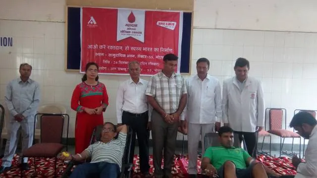 नोएडा के सेक्टर-55 में 33 ने किया स्वैच्छिक रक्तदान