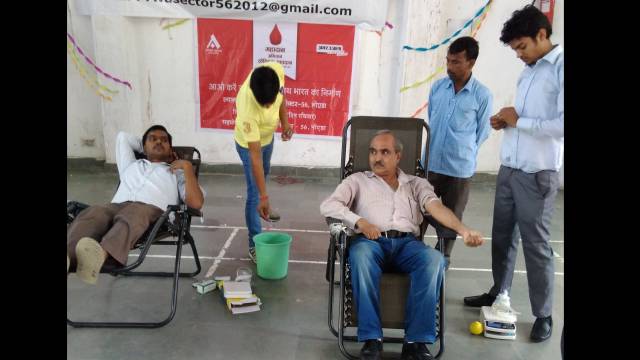 आर.डब्ल्यू.ए. सेक्टर - 56 में 42 लोगों ने किया महादान