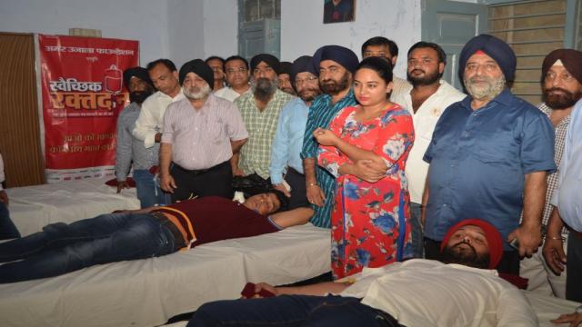 कानपुर के गुरू नानक गर्ल्स इंटर कॉलेज में 73 युवाओं ने स्वैच्छिक रक्तदान