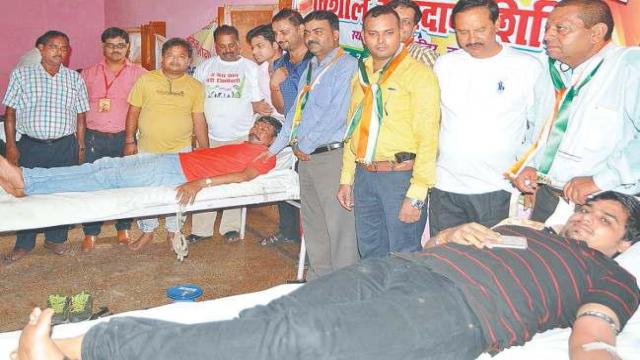 आगरा में आयोजित तीन रक्तदान शिविरों में 319 लोगों ने किया महादान।