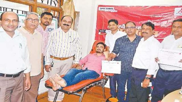 देहरादून के कामर्शियल टैक्स कार्यालय में 92 लोगों ने किया महादान