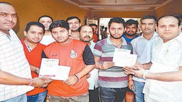 भारी बारिश के बावजूद रक्तदान करने पहुंचे युवा