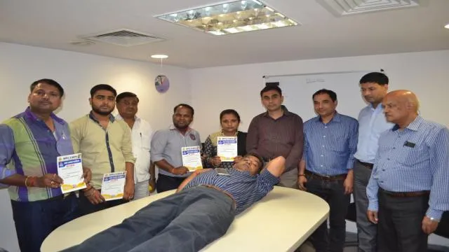 कानपुर के मेगा मॉल में 18 लोगों ने किया महादान