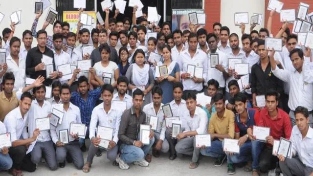 युवाओं ने किया रक्तदान अमर उजाला फाउंडेशन ने किया सम्मानित