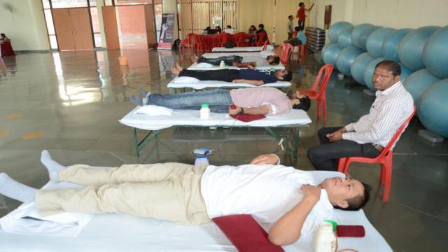 अमर उजाला फाउंडेशन और ब्लड कनेक्ट आईआईटी के तत्वाधान में लगा रक्तदान शिविर।