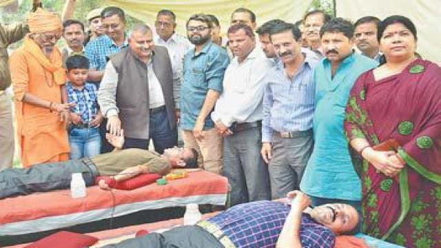 कानपुर के सद्भावना पार्क में निःशुल्क स्वास्थ्य शिविर और स्वैच्छिक रक्दान शिविर का आयोजन।