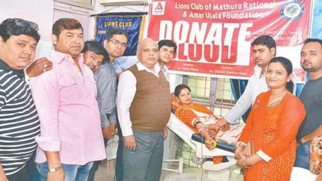 मथुरा के महर्षि दयानंद अस्पताल में 49 युवाओं ने किया स्वैच्छिक रक्तदान