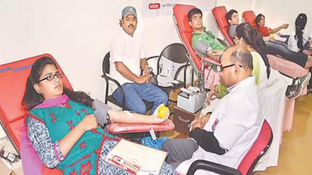 अमर उजाला फाउंडेशन ने किया रक्तदाताओं को सम्मानित।