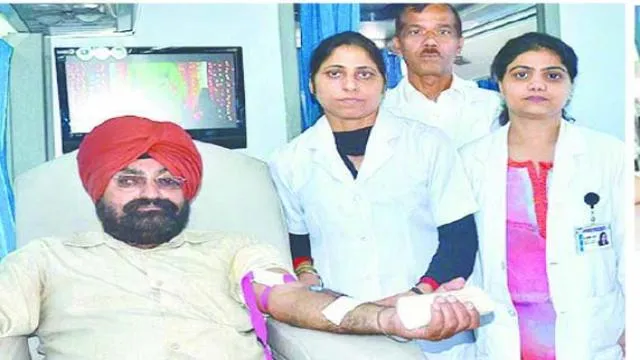 दूसरों की जान बचाने को किया रक्तदान।