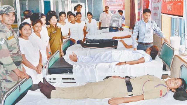 150 यूनिट रक्तदान...बारिश में भी नहीं डिगे महादानियों के कदम।