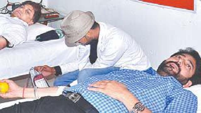 अमर उजाला फाउंडेशन के शिविर में 56 महादानियों ने किया रक्तदान