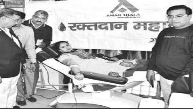 मथुरा में शिक्षकों के साथ अन्य लोग भी बने महादानी।