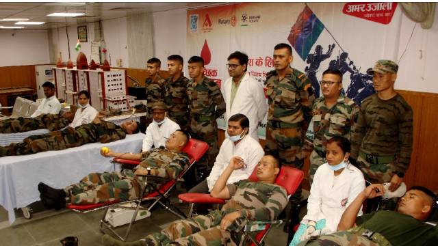 कारगिल विजय दिवस के अवसर पर अमर उजाला फाउंडेशन की ओर से लगाया गया रक्तदान शिविर