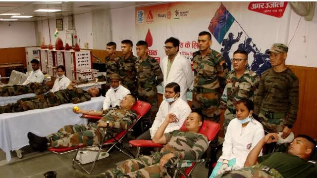 कारगिल विजय दिवस के अवसर पर अमर उजाला फाउंडेशन की ओर से लगाया गया रक्तदान शिविर