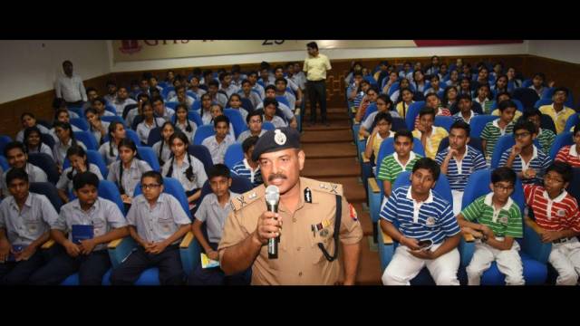 नियमों का करें पालन, पुलिस आपके साथ- एडीजी प्रेम प्रकाश