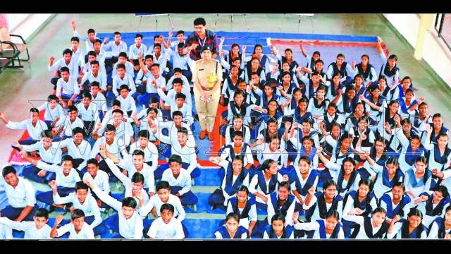 लड़कियों को छेड़ने नहीं, बचाने में है असली मर्दानगी : एसएसपी जगादले