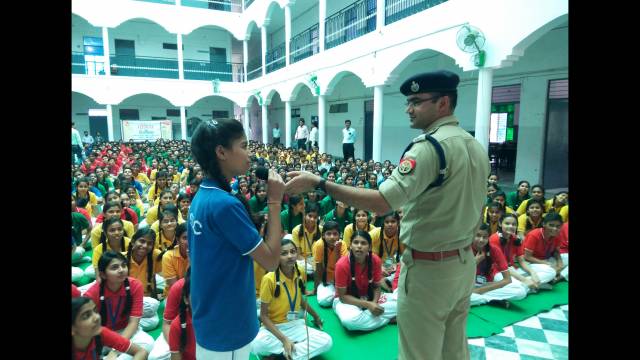 अनजान व्यक्ति से सोशल मीडिया पर न करें दोस्ती