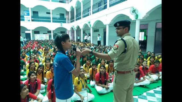 अनजान व्यक्ति से सोशल मीडिया पर न करें दोस्ती